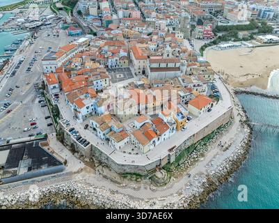 Vista aerea del borgo storico di Termoli: Castello normanno, antiche mura, pesca Trabucco vista sull'Adriatico dalla cittadella medievale del Molise Foto Stock