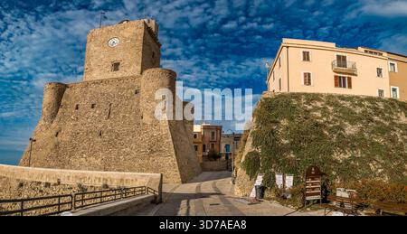 Vista delle antiche mura del centro medievale di Termoli e della torre del castello normanno in Molise Foto Stock