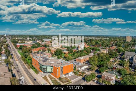 Veduta aerea dell'Anderson Center presso l'Università Hamline a St Paul, Minnesota, con cielo blu nuvoloso Foto Stock