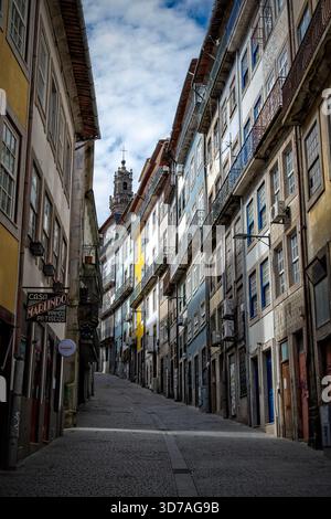 Una strada stretta a Porto, Portogallo Foto Stock