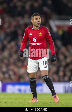 Manchester, Regno Unito. 24 novembre 2025. MANCHESTER, INGHILTERRA, 24 novembre: Casemiro del Manchester United guarda durante la partita di Premier League tra Manchester United e Everton all'Old Trafford il 24 novembre 2025 a Manchester, Inghilterra. Credito: SPP Sport Press Photo. /Alamy Live News Foto Stock