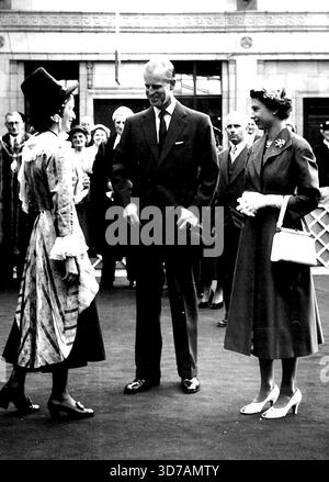 Una ragazza in costume nazionale gallese incontra la Regina e il Duca di Edimburgo. Lei è Janet Jones, visto salutare i visitatori reali ieri ad Aberystwyth, dove la Regina ha aperto la costruzione completa della Biblioteca Nazionale del Galles di uno dei suoi impegni durante il suo tour. Agosto 10, 1955. (Foto di Daily Mirror). Foto Stock