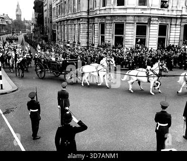 Nearing Home - la Regina e il Duca di Edimburgo con il Principe Carlo e la Principessa Anne che guidano in una carrozza aperta oltre la statua di Re Carlo sulla loro via di ritorno - a Buckingham Palace. Maggio 15, 1954. (Foto di Daily Mirror). Foto Stock