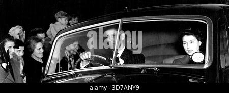 Londra dà un'ultima occhiata prima della Principessa Files in Canada -- la Principessa Elisabetta con il Duca di Edimburgo sul volante lascia Clarence House, la loro casa londinese, per salutare la visita del Re a Buckingham Palace. Poco dopo mezzanotte volano dall'aeroporto di Londra al Canada per iniziare il loro tour del dominio. Incoraggiati dal bel tempo, i londinesi aspettavano fuori dalla clarence House per dare un'ultima occhiata alla famosa coppia reale. 7 ottobre 1951. (Foto di Paul Popper, Paul Popper Ltd.). Foto Stock