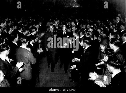 I veterani della XIV Esercito gridano "Good Old Bull'Field Marshal Sir William Slim che arriva alla riunione in Birmania, con lui c'è il signor Lewis Douglas, ambasciatore degli Stati Uniti che indossa un occhiello sull'occhio ferito con un gancio da pesca.gli uomini che hanno combattuto attraverso la Birmania - il 14° esercito - hanno applaudito il feldmaresciallo Sir William Slim, il loro ex comandante, alla terza riunione in Birmania all'Albert Hall fino a notte, il grado è stato dimenticato quando Sir William Old Bill ha salutato alla piattaforma. 17 giugno 1949. Foto Stock