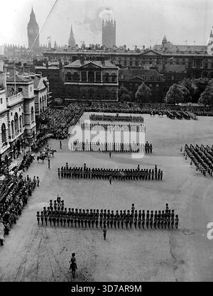 Le guardie marciano oltre - mantenendo le loro famose file diritte le guardie marciano davanti alla Regina, che si trova a sinistra con il Duca di Edimburgo e il Duca di Gloucester. Il compleanno ufficiale della Regina è stato celebrato oggi (giovedì) con la tradizionale cerimonia di Trooping the color, quest'anno quella delle guardie Coldstream, in una sfilata. Per coincidenza oggi è il compleanno effettivo del Duca di Edimburgo, che ha 38 anni. Sua Maesta' aveva 28 anni il 21 aprile. 10 giugno 1954. (Foto di Reuterphoto). Foto Stock