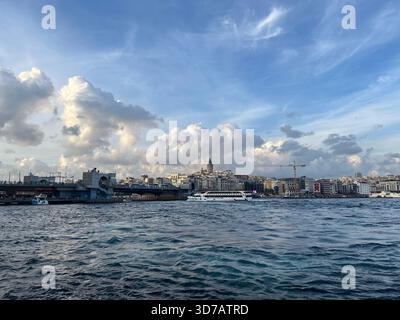 Costa di Karakoy, Ponte di Galata e dietro la Torre di Galata dal porto di Eminonu a Istanbul, Turchia. Foto Stock