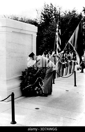 Omaggio al soldato sconosciuto d'America -- il generale francese Charles De Gaulle mette una corona nella tomba del soldato sconosciuto nel cimitero nazionale di Arlington. 7 luglio 1944. Foto Stock