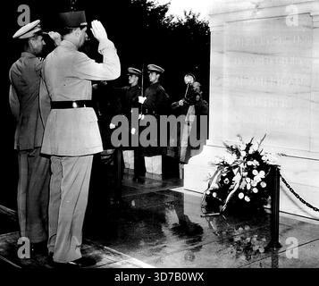 Il generale De Gaulle visita Arlington Memorial -- il generale Charles De Gaulle (secondo da sinistra), presidente del governo provvisorio francese, e Brig. Il generale Robert N. Young (a sinistra), ufficiale comandante, distretto militare di Washington, saluto dopo che il generale De Gaulle mise una corona (a destra) sulla tomba del Milite Ignoto al cimitero nazionale di Arlington. 23 agosto 1945. (Foto di AP Wirephoto) Foto Stock