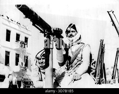 Pattugliano il deserto -- fonti britanniche dicono che questi uomini di pattuglia del deserto della Transgiordania hanno preso parte alla parata ad Amman per celebrare il 24° anniversario della rivolta araba dichiarata da re Hussein. Con Lawrence d'Arabia, le tribù si unirono alle armi con la Gran Bretagna. 12 maggio 1940. (Foto di Associated Press Photo). Foto Stock