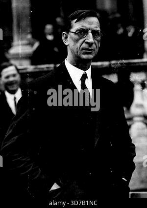 De Valera libera i prigionieri politici di Stato!Eamon De Valera, Presidente dello Stato libero, fotografato poco prima dell'ordine di rilascio dei prigionieri di ieri 10 marzo.uno dei primi atti di Eamon De Valera come presidente dello Stato libero irlandese è stato quello di liberare gli uomini condannati dal governo Cosgrave per vari reati politici. Ieri a Dublino sono state osservate scene selvagge, quando è arrivata la notizia. 1° gennaio 1932. (Foto di Associated Press Photo). Foto Stock