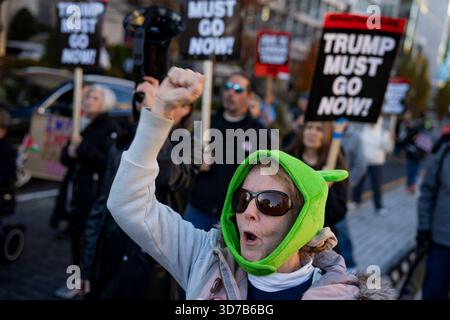 Washington, Stati Uniti. 24 novembre 2025. I manifestanti con il gruppo "rifiuta il fascismo" manifestano sulla sedicesima strada fuori dalla Casa Bianca a Washington, DC lunedì 24 novembre 2025. Il gruppo ha allineato H St. E Lafayette Park con il nastro della scena del crimine e ha chiesto la rimozione del presidente Donald Trump dall'ufficio. Foto di Bonnie Cash/UPI credito: UPI/Alamy Live News Foto Stock