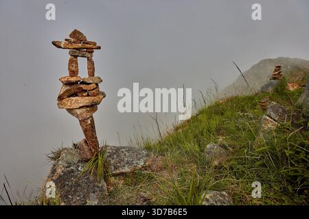 Passi di gratitudine e connessione. Queste apachetas, cairns in pietra costruiti da escursionisti, onorano il Pachamama (madre Terra). Ogni pietra rappresenta un momento, Foto Stock
