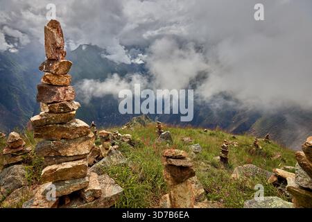 Passi di gratitudine e connessione. Queste apachetas, cairns in pietra costruiti da escursionisti, onorano il Pachamama (madre Terra). Ogni pietra rappresenta un momento, Foto Stock
