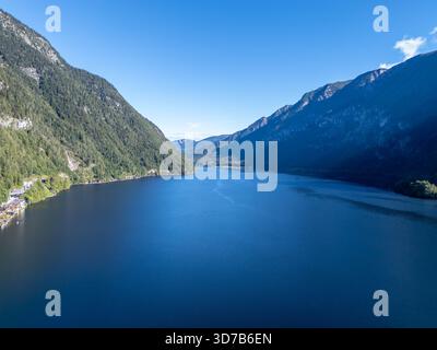 Vista aerea del lago Hallstatt con le montagne di Hallstatt, Austria Foto Stock