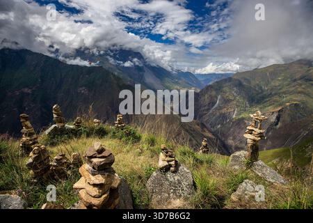 Passi di gratitudine e connessione. Queste apachetas, cairns in pietra costruiti da escursionisti, onorano il Pachamama (madre Terra). Ogni pietra rappresenta un momento, Foto Stock