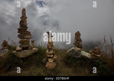 Passi di gratitudine e connessione. Queste apachetas, cairns in pietra costruiti da escursionisti, onorano il Pachamama (madre Terra). Ogni pietra rappresenta un momento, Foto Stock