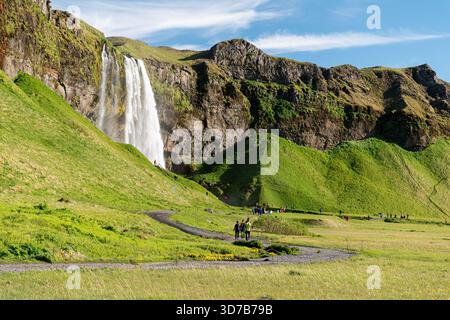La cascata Seljalandsfoss, un punto di riferimento nel sud dell'Islanda, vista dal sentiero pedonale Foto Stock