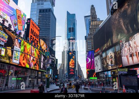 New York City New York - 8 novembre 2025: Cartelloni luminosi con pubblicità a Times Square New York City Manhattan Foto Stock