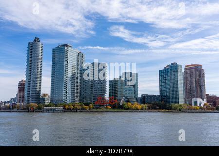 New York City New York - 7 novembre 2025: Il cartello Pepsi Cola visto a Long Island City lungo l'East River Foto Stock