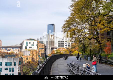 New York City New York - 7 novembre 2025: La Brooklyn Heights Promenade che guarda verso Towers e il Ponte di Brooklyn a New York City Foto Stock