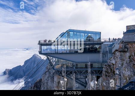 Zugspitze Germania - 23 settembre 2025: La piattaforma di osservazione e il Glass Building sulla vetta del picco più alto del Monte Zugspitze in Germania Foto Stock