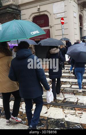 Milano, Italia. 24 novembre 2025. Milano (Italia), 11/24/2025 - freddo/pioggia/Autunno/Milano - lunedì piovoso e molto freddo nella città di Milano, dove la temperatura ha portato milanesi e turisti a vestirsi calorosamente e cercare più posti chiusi. Le previsioni prevedono temperature basse continue. (Foto: Edson De Souza/Thenews2/Zumapress) (immagine di credito: © Edson Teodoro De Souza/TheNEWS2 via ZUMA Press Wire) SOLO PER USO EDITORIALE! Non per USO commerciale! Foto Stock