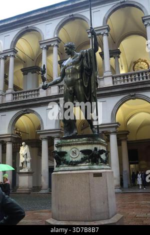 Milano, Italia. 24 novembre 2025. Milano (Italia), 11/24/2025 - Statua di Napoleone Bonaparte/Milano - la statua di Napoleone a Milano, nota come ''Napoleone come Marte'', è un'opera in bronzo di Antonio Canova, commissionata da Napoleone e collocata nel cortile della Pinacoteca di Brera. La statua rappresenta Napoleone come Marte, il pacificatore, ed è una copia della statua di marmo originale situata a Londra. La statua fu collocata a Milano nel 1859, dopo diverse proposte per la sua installazione, ed è attualmente uno dei principali punti di riferimento culturali della città. (Foto: Edson De Souza/Thenews2/Zumapress) (immagine di credito: Foto Stock