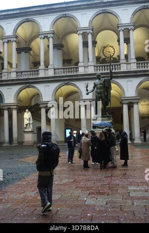 Milano, Italia. 24 novembre 2025. Milano (Italia), 11/24/2025 - Statua di Napoleone Bonaparte/Milano - la statua di Napoleone a Milano, nota come ''Napoleone come Marte'', è un'opera in bronzo di Antonio Canova, commissionata da Napoleone e collocata nel cortile della Pinacoteca di Brera. La statua rappresenta Napoleone come Marte, il pacificatore, ed è una copia della statua di marmo originale situata a Londra. La statua fu collocata a Milano nel 1859, dopo diverse proposte per la sua installazione, ed è attualmente uno dei principali punti di riferimento culturali della città. (Foto: Edson De Souza/Thenews2/Zumapress) (immagine di credito: Foto Stock