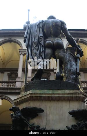 Milano, Italia. 24 novembre 2025. Milano (Italia), 11/24/2025 - Statua di Napoleone Bonaparte/Milano - la statua di Napoleone a Milano, nota come ''Napoleone come Marte'', è un'opera in bronzo di Antonio Canova, commissionata da Napoleone e collocata nel cortile della Pinacoteca di Brera. La statua rappresenta Napoleone come Marte, il pacificatore, ed è una copia della statua di marmo originale situata a Londra. La statua fu collocata a Milano nel 1859, dopo diverse proposte per la sua installazione, ed è attualmente uno dei principali punti di riferimento culturali della città. (Foto: Edson De Souza/Thenews2/Zumapress) (immagine di credito: Foto Stock