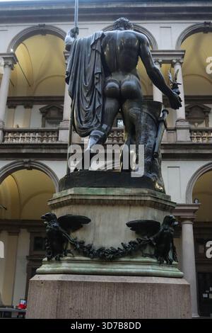Milano, Italia. 24 novembre 2025. Milano (Italia), 11/24/2025 - Statua di Napoleone Bonaparte/Milano - la statua di Napoleone a Milano, nota come ''Napoleone come Marte'', è un'opera in bronzo di Antonio Canova, commissionata da Napoleone e collocata nel cortile della Pinacoteca di Brera. La statua rappresenta Napoleone come Marte, il pacificatore, ed è una copia della statua di marmo originale situata a Londra. La statua fu collocata a Milano nel 1859, dopo diverse proposte per la sua installazione, ed è attualmente uno dei principali punti di riferimento culturali della città. (Foto: Edson De Souza/Thenews2/Zumapress) (immagine di credito: Foto Stock