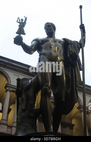 Milano, Italia. 24 novembre 2025. Milano (Italia), 11/24/2025 - Statua di Napoleone Bonaparte/Milano - la statua di Napoleone a Milano, nota come ''Napoleone come Marte'', è un'opera in bronzo di Antonio Canova, commissionata da Napoleone e collocata nel cortile della Pinacoteca di Brera. La statua rappresenta Napoleone come Marte, il pacificatore, ed è una copia della statua di marmo originale situata a Londra. La statua fu collocata a Milano nel 1859, dopo diverse proposte per la sua installazione, ed è attualmente uno dei principali punti di riferimento culturali della città. (Foto: Edson De Souza/Thenews2/Zumapress) (immagine di credito: Foto Stock