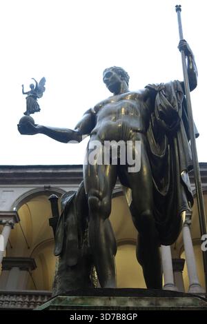 Milano, Italia. 24 novembre 2025. Milano (Italia), 11/24/2025 - Statua di Napoleone Bonaparte/Milano - la statua di Napoleone a Milano, nota come ''Napoleone come Marte'', è un'opera in bronzo di Antonio Canova, commissionata da Napoleone e collocata nel cortile della Pinacoteca di Brera. La statua rappresenta Napoleone come Marte, il pacificatore, ed è una copia della statua di marmo originale situata a Londra. La statua fu collocata a Milano nel 1859, dopo diverse proposte per la sua installazione, ed è attualmente uno dei principali punti di riferimento culturali della città. (Foto: Edson De Souza/Thenews2/Zumapress) (immagine di credito: Foto Stock