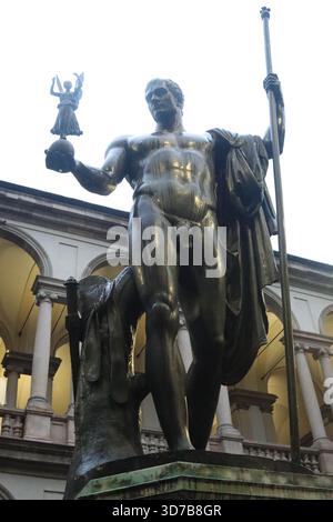Milano, Italia. 24 novembre 2025. Milano (Italia), 11/24/2025 - Statua di Napoleone Bonaparte/Milano - la statua di Napoleone a Milano, nota come ''Napoleone come Marte'', è un'opera in bronzo di Antonio Canova, commissionata da Napoleone e collocata nel cortile della Pinacoteca di Brera. La statua rappresenta Napoleone come Marte, il pacificatore, ed è una copia della statua di marmo originale situata a Londra. La statua fu collocata a Milano nel 1859, dopo diverse proposte per la sua installazione, ed è attualmente uno dei principali punti di riferimento culturali della città. (Foto: Edson De Souza/Thenews2/Zumapress) (immagine di credito: Foto Stock