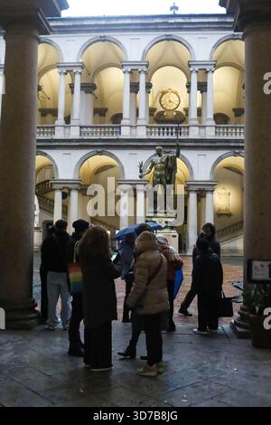 Milano, Italia. 24 novembre 2025. Milano (Italia), 11/24/2025 - Statua di Napoleone Bonaparte/Milano - la statua di Napoleone a Milano, nota come ''Napoleone come Marte'', è un'opera in bronzo di Antonio Canova, commissionata da Napoleone e collocata nel cortile della Pinacoteca di Brera. La statua rappresenta Napoleone come Marte, il pacificatore, ed è una copia della statua di marmo originale situata a Londra. La statua fu collocata a Milano nel 1859, dopo diverse proposte per la sua installazione, ed è attualmente uno dei principali punti di riferimento culturali della città. (Foto: Edson De Souza/Thenews2/Zumapress) (immagine di credito: Foto Stock