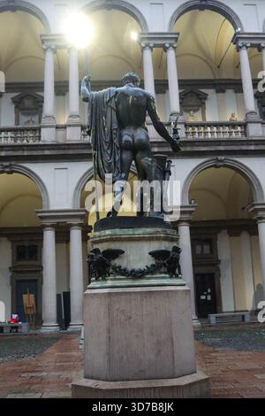 Milano, Italia. 24 novembre 2025. Milano (Italia), 11/24/2025 - Statua di Napoleone Bonaparte/Milano - la statua di Napoleone a Milano, nota come ''Napoleone come Marte'', è un'opera in bronzo di Antonio Canova, commissionata da Napoleone e collocata nel cortile della Pinacoteca di Brera. La statua rappresenta Napoleone come Marte, il pacificatore, ed è una copia della statua di marmo originale situata a Londra. La statua fu collocata a Milano nel 1859, dopo diverse proposte per la sua installazione, ed è attualmente uno dei principali punti di riferimento culturali della città. (Foto: Edson De Souza/Thenews2/Zumapress) (immagine di credito: Foto Stock