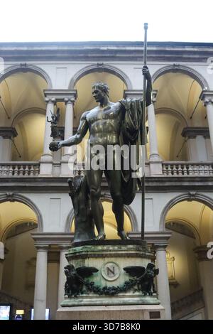 Milano, Italia. 24 novembre 2025. Milano (Italia), 11/24/2025 - Statua di Napoleone Bonaparte/Milano - la statua di Napoleone a Milano, nota come ''Napoleone come Marte'', è un'opera in bronzo di Antonio Canova, commissionata da Napoleone e collocata nel cortile della Pinacoteca di Brera. La statua rappresenta Napoleone come Marte, il pacificatore, ed è una copia della statua di marmo originale situata a Londra. La statua fu collocata a Milano nel 1859, dopo diverse proposte per la sua installazione, ed è attualmente uno dei principali punti di riferimento culturali della città. (Foto: Edson De Souza/Thenews2/Zumapress) (immagine di credito: Foto Stock