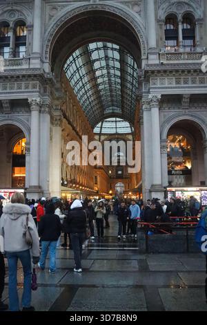 Milano, Italia. 24 novembre 2025. Milano (Italia), 11/24/2025 - freddo/pioggia/Autunno/Milano - lunedì piovoso e molto freddo nella città di Milano, dove la temperatura ha portato milanesi e turisti a vestirsi calorosamente e cercare più posti chiusi. Le previsioni prevedono temperature basse continue. (Foto: Edson De Souza/Thenews2/Zumapress) (immagine di credito: © Edson Teodoro De Souza/TheNEWS2 via ZUMA Press Wire) SOLO PER USO EDITORIALE! Non per USO commerciale! Foto Stock