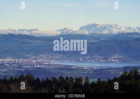 Vista da Horben della città di Zugo con il lago di Zugo, con le Alpi Glarner innevate sullo sfondo, Beinwil Freiamt, Canton, Argovia, Svizzera Foto Stock