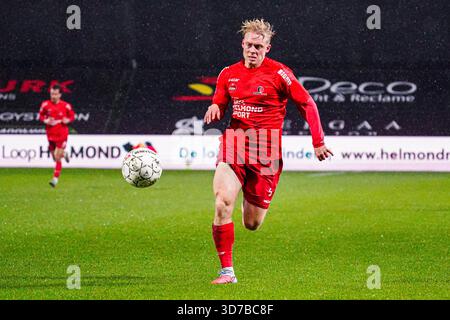 Helmond, Paesi Bassi. 24 novembre 2025. HELMOND, PAESI BASSI - 24 NOVEMBRE: Thomas poll dell'Helmond Sport corre per la palla durante la partita olandese Keuken Kampioen Divisie tra Helmond Sport e Jong Ajax al GS Staalwerken Stadion il 24 novembre 2025 ad Helmond, Paesi Bassi. (Foto di Gabriel Calvino Alonso/Orange Pictures) credito: Orange Pics BV/Alamy Live News Foto Stock