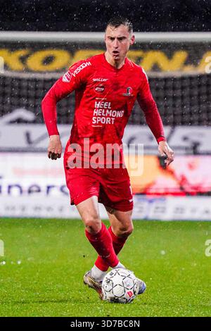 Helmond, Paesi Bassi. 24 novembre 2025. HELMOND, PAESI BASSI - 24 NOVEMBRE: Maik Lukowicz della Helmond Sport dribbles durante la partita olandese Keuken Kampioen Divisie tra Helmond Sport e Jong Ajax al GS Staalwerken Stadion il 24 novembre 2025 a Helmond, Paesi Bassi. (Foto di Gabriel Calvino Alonso/Orange Pictures) credito: Orange Pics BV/Alamy Live News Foto Stock