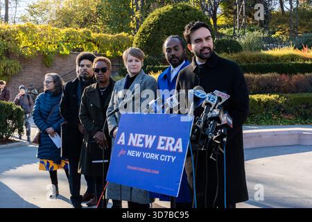 Manhattan, Stati Uniti. 24 novembre 2025. Zohran Mamdani, sindaco eletto di New York, discute dei nuovi comitati di transizione a East Harlem, New York lunedì 24 novembre 2025. (Foto di Cristina Matuozzi/Sipa USA) credito: SIPA USA/Alamy Live News Foto Stock