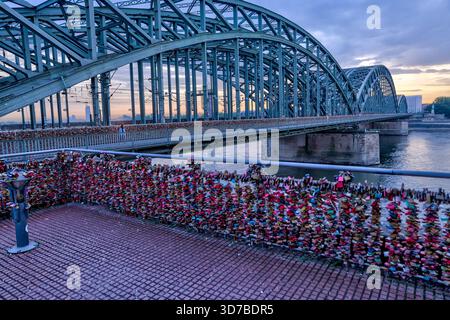 Chiuse d'amore sul ponte Hohenzollern di Colonia, Germania, affacciato sul Reno Foto Stock