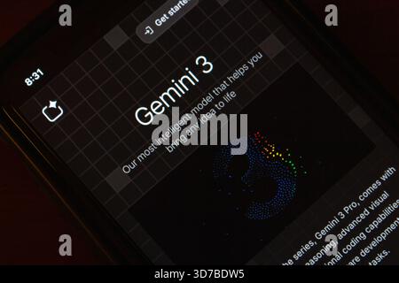 Quito, ECUADOR - 21 novembre 2025 : primo piano della pagina introduttiva di Gemini 3 ai con sfondo a griglia, grafica colorata con numeri punteggiati e icone di interfaccia. Foto Stock