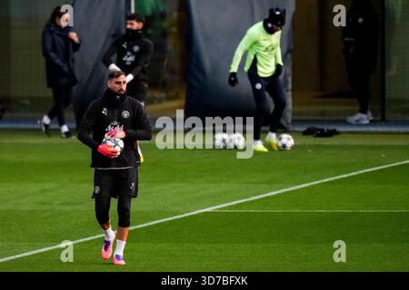 MANCHESTER, INGHILTERRA - 24 NOVEMBRE: Il portiere del Manchester City Gianluigi Donnarumma durante una sessione di allenamento in vista della fase MD5 della UEFA Champions League 2025/26 tra Manchester City e Bayer 04 Leverkusen alla Manchester City Football Academy il 24 novembre 2025 a Manchester, Inghilterra. (Foto di Rene Nijhuis) credito: René Nijhuis/Alamy Live News Foto Stock