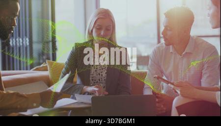 Revisiona una donna del centro in un blazer che scrive su un notebook che tiene i documenti in una sala d'ufficio con la sovrapposizione di un tablet Foto Stock