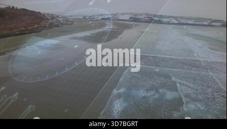 Mostra la costa con sovrapposizione HUD dalla vista aerea della bassa marea, pianure bagnate, onde, fine campo Foto Stock