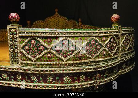 Trono incrustato di gemme, Palazzo Topkapi, Istanbul, Turkiye Foto Stock