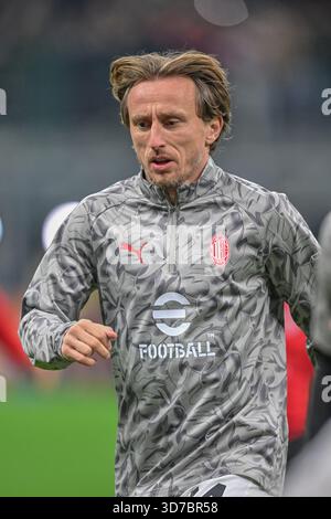 Milano, Italia. 24 novembre 2025. Luka Modric di Milano ha visto durante la partita di serie A Inter vs AC Milan allo stadio San Siro. Punteggio finale Inter 0 : 1 AC Milan crediti: SOPA Images Limited/Alamy Live News Foto Stock