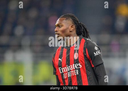 Milano, Italia. 24 novembre 2025. Rafael Leao del Milan ha visto durante la partita di serie A Inter vs AC Milan allo stadio San Siro. Punteggio finale Inter 0 : 1 AC Milan crediti: SOPA Images Limited/Alamy Live News Foto Stock